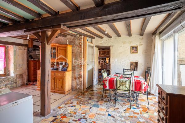 Vous recherchez une maison à acheter à Valençay, offrant de beaux volumes, un extérieur et le charme de l'ancien ? 
Découvrez cette maison d'environ 128 m² habitables, située dans le quartier historique des Templiers, à proximité du centre de Valençay et de son château.

Cette maison ancienne séduira les amateurs de maison de caractère, de patrimoine et de volumes généreux.
Une maison aux beaux volumes
Le rez-de-chaussée comprend une cuisine/salle à manger avec accès direct au jardin, coin cuisine, un salon ainsi qu'un WC indépendant.
À l'étage, vous disposerez de deux grandes chambres :
une chambre d'environ 26 m² avec salle de bains attenante ;
une seconde chambre d'environ 30 m² ;
un WC indépendant.
Les combles non aménagés offrent par ailleurs un potentiel d'évolution et d'aménagement.
Un extérieur appréciable en centre historique
La maison bénéficie d'un jardin, accessible directement depuis la pièce de vie, permettant de profiter d'un véritable espace extérieur.
Le bien conserve de nombreux éléments de caractère : poutres, murs anciens et volumes généreux, ainsi qu'une toiture refaite intégralement.
