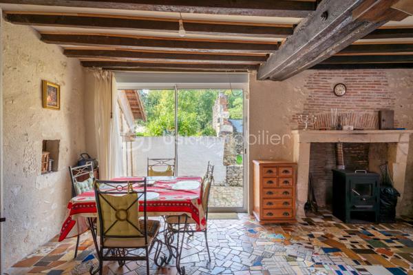 Vous recherchez une maison à acheter à Valençay, offrant de beaux volumes, un extérieur et le charme de l'ancien ? 
Découvrez cette maison d'environ 128 m² habitables, située dans le quartier historique des Templiers, à proximité du centre de Valençay et de son château.

Cette maison ancienne séduira les amateurs de maison de caractère, de patrimoine et de volumes généreux.
Une maison aux beaux volumes
Le rez-de-chaussée comprend une cuisine/salle à manger avec accès direct au jardin, coin cuisine, un salon ainsi qu'un WC indépendant.
À l'étage, vous disposerez de deux grandes chambres :
une chambre d'environ 26 m² avec salle de bains attenante ;
une seconde chambre d'environ 30 m² ;
un WC indépendant.
Les combles non aménagés offrent par ailleurs un potentiel d'évolution et d'aménagement.
Un extérieur appréciable en centre historique
La maison bénéficie d'un jardin, accessible directement depuis la pièce de vie, permettant de profiter d'un véritable espace extérieur.
Le bien conserve de nombreux éléments de caractère : poutres, murs anciens et volumes généreux, ainsi qu'une toiture refaite intégralement.
