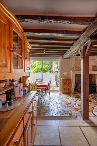 Vous recherchez une maison à acheter à Valençay, offrant de beaux volumes, un extérieur et le charme de l'ancien ? 
Découvrez cette maison d'environ 128 m² habitables, située dans le quartier historique des Templiers, à proximité du centre de Valençay et de son château.

Cette maison ancienne séduira les amateurs de maison de caractère, de patrimoine et de volumes généreux.
Une maison aux beaux volumes
Le rez-de-chaussée comprend une cuisine/salle à manger avec accès direct au jardin, coin cuisine, un salon ainsi qu'un WC indépendant.
À l'étage, vous disposerez de deux grandes chambres :
une chambre d'environ 26 m² avec salle de bains attenante ;
une seconde chambre d'environ 30 m² ;
un WC indépendant.
Les combles non aménagés offrent par ailleurs un potentiel d'évolution et d'aménagement.
Un extérieur appréciable en centre historique
La maison bénéficie d'un jardin, accessible directement depuis la pièce de vie, permettant de profiter d'un véritable espace extérieur.
Le bien conserve de nombreux éléments de caractère : poutres, murs anciens et volumes généreux, ainsi qu'une toiture refaite intégralement.