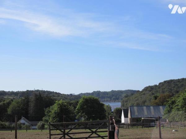 MAGNIFIQUE PROPRIETE DE CHARME SURPLOMBANT LE SCORFF