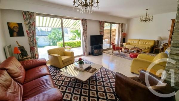 Maison à vendre  8 pièces - 183,77 m 2   ST MAUR DES FOSSES  - 94
