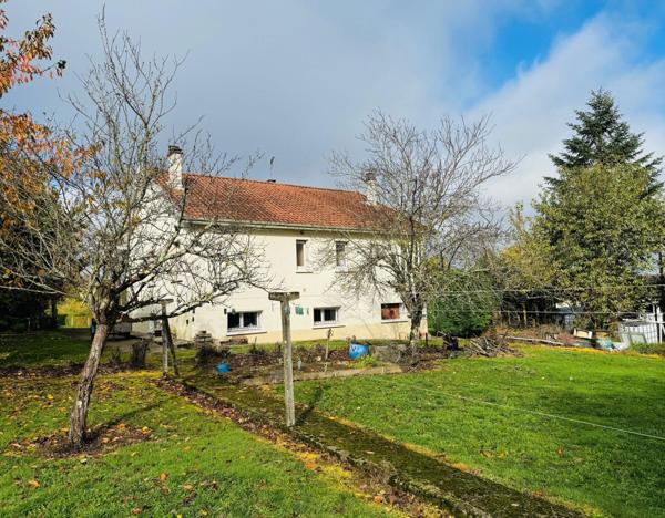 Toute proche de ROCHECHOUART , au calme.