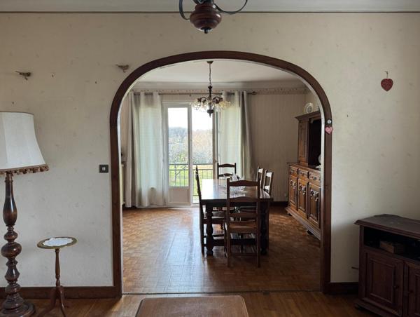 Toute proche de ROCHECHOUART , au calme.