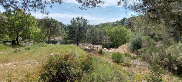 Au calme absolu, La Gaude terrain constructible 1455m2, divisible, triple expo, toutes commodités, emprise 15%