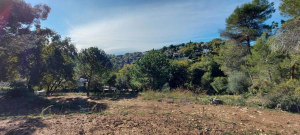 Au calme absolu, La Gaude terrain constructible 1455m2, divisible, triple expo, toutes commodités, emprise 15%