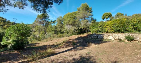 Au calme absolu, La Gaude terrain constructible 1455m2, divisible, triple expo, toutes commodités, emprise 15%