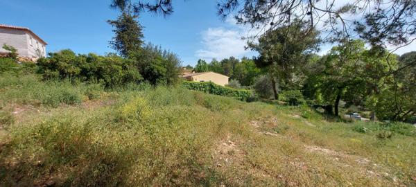 Au calme absolu, La Gaude terrain constructible 1455m2, divisible, triple expo, toutes commodités, emprise 15%