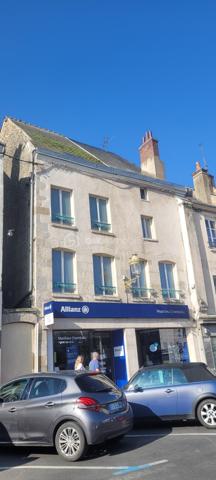 Centre ville de Pithiviers immeuble en monopropriété composé au rez de chaussée d'un local commercial loué actuellement d'une surface d' environ 120 m² , commun et dégagement 
au 1 er avec accés indépendant plateau de 166 m² environ a créer 
au 2 éme étage plateau de 90m² a créer 
belle opportunité hyper centre pour investisseur 
pour plus d' information ,contact
 François Masseline 
06 61 19 97 63