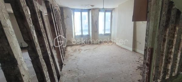 Centre ville de Pithiviers immeuble en monopropriété composé au rez de chaussée d'un local commercial loué actuellement d'une surface d' environ 120 m² , commun et dégagement 
au 1 er avec accés indépendant plateau de 166 m² environ a créer 
au 2 éme étage plateau de 90m² a créer 
belle opportunité hyper centre pour investisseur 
pour plus d' information ,contact
 François Masseline 
06 61 19 97 63