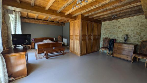 Maison de 350m² avec piscine et dépendances sur 2ha