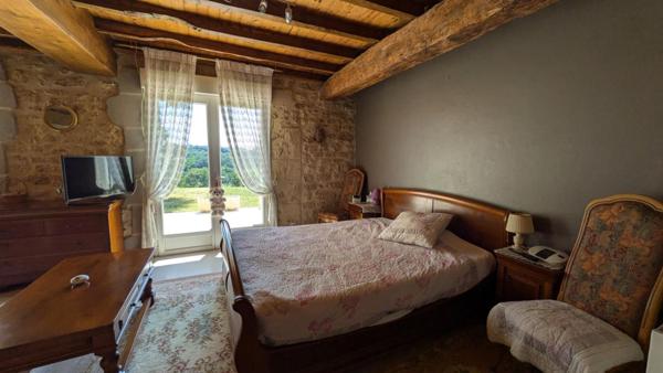 Maison de 350m² avec piscine et dépendances sur 2ha