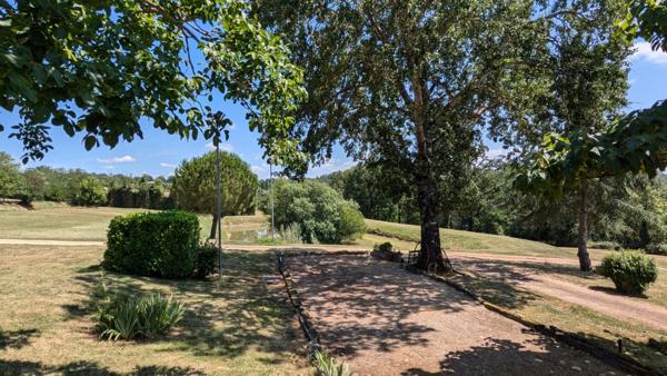 Maison de 350m² avec piscine et dépendances sur 2ha