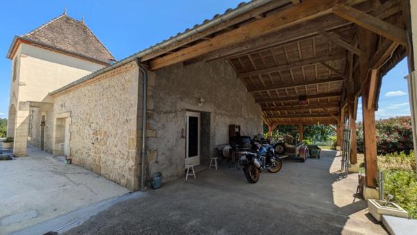 Maison de 350m² avec piscine et dépendances sur 2ha