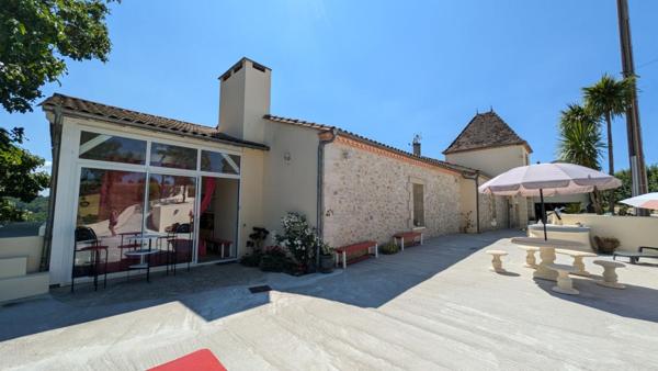Maison de 350m² avec piscine et dépendances sur 2ha