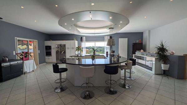 Maison de 350m² avec piscine et dépendances sur 2ha