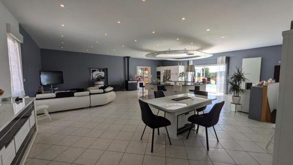 Maison de 350m² avec piscine et dépendances sur 2ha