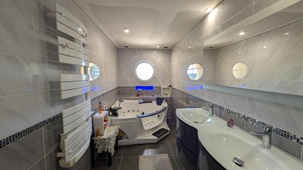 Maison de 350m² avec piscine et dépendances sur 2ha