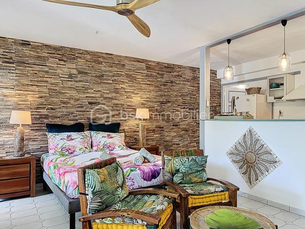 Delphine MIRANDA pour BSK Immobilier
Saint François - Section Sainte Marthe
A 2 minutes du centre ville et de ses commodités, à deux pas du golf, je vous propose ce bel appartement d'une surface habitable de 41,60
m2 ( 56,40 m2 de surface utile) .
Dans la résidence de standing Habitation Sainte Marthe avec son parc tropical, son accès sécurisé avec portail électrique, sa piscine à
débordement , son tennis, mini-golf, espace bien être et spa, cet appartement bénéficie d'un emplacement et d'un cadre idéal.
Situé au 1 er étage (avec ascenseur) , l'appartement se décline ainsi :
Entrée sur dégagement avec grands placards de rangements, une salle d'eau moderne avec douche à l'italienne et toilettes , un bel espace
de vie climatisé de plus de 30 m2 avec cuisine aménagée et équipée , 4 couchages ( un lit 160 et un canapé-lit) et une grande terrasse
abritée de 15 m2 exposée côté parc de la résidence .
Vendu meublé clé en main , aucun travaux à prévoir, idéal pour un investissement locatif ou votre résidence principale , il se prête à toutes les
destinations.
Fort de ses équipements déjà présents il dispose également d'une citerne tampon de 300 litres et d'une place de parking privative.
Alors n'hésitez pas à me contacter pour de plus amples informations, accéder au reportage photos complet , échanger sur votre projet ou
positionner une visite.
DPE G : étiquette énergétique : classe A (indice 32 kwhep/m2.an