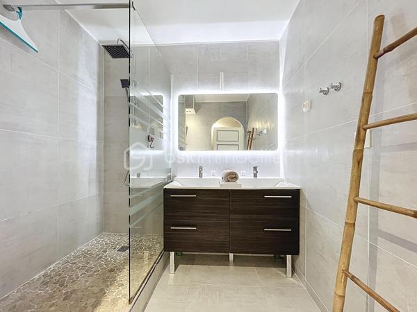 Delphine MIRANDA pour BSK Immobilier
Saint François - Section Sainte Marthe
A 2 minutes du centre ville et de ses commodités, à deux pas du golf, je vous propose ce bel appartement d'une surface habitable de 41,60
m2 ( 56,40 m2 de surface utile) .
Dans la résidence de standing Habitation Sainte Marthe avec son parc tropical, son accès sécurisé avec portail électrique, sa piscine à
débordement , son tennis, mini-golf, espace bien être et spa, cet appartement bénéficie d'un emplacement et d'un cadre idéal.
Situé au 1 er étage (avec ascenseur) , l'appartement se décline ainsi :
Entrée sur dégagement avec grands placards de rangements, une salle d'eau moderne avec douche à l'italienne et toilettes , un bel espace
de vie climatisé de plus de 30 m2 avec cuisine aménagée et équipée , 4 couchages ( un lit 160 et un canapé-lit) et une grande terrasse
abritée de 15 m2 exposée côté parc de la résidence .
Vendu meublé clé en main , aucun travaux à prévoir, idéal pour un investissement locatif ou votre résidence principale , il se prête à toutes les
destinations.
Fort de ses équipements déjà présents il dispose également d'une citerne tampon de 300 litres et d'une place de parking privative.
Alors n'hésitez pas à me contacter pour de plus amples informations, accéder au reportage photos complet , échanger sur votre projet ou
positionner une visite.
DPE G : étiquette énergétique : classe A (indice 32 kwhep/m2.an