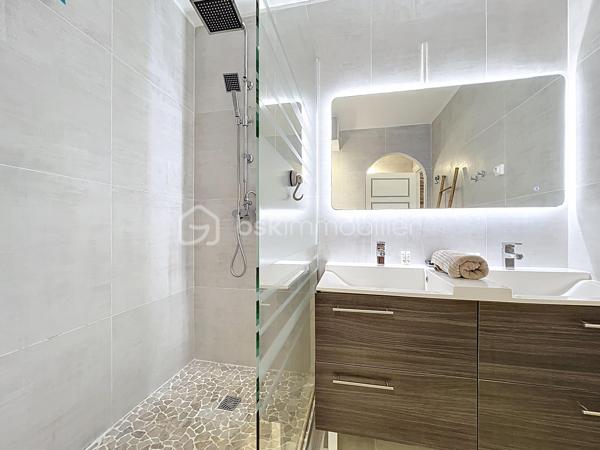 Delphine MIRANDA pour BSK Immobilier
Saint François - Section Sainte Marthe
A 2 minutes du centre ville et de ses commodités, à deux pas du golf, je vous propose ce bel appartement d'une surface habitable de 41,60
m2 ( 56,40 m2 de surface utile) .
Dans la résidence de standing Habitation Sainte Marthe avec son parc tropical, son accès sécurisé avec portail électrique, sa piscine à
débordement , son tennis, mini-golf, espace bien être et spa, cet appartement bénéficie d'un emplacement et d'un cadre idéal.
Situé au 1 er étage (avec ascenseur) , l'appartement se décline ainsi :
Entrée sur dégagement avec grands placards de rangements, une salle d'eau moderne avec douche à l'italienne et toilettes , un bel espace
de vie climatisé de plus de 30 m2 avec cuisine aménagée et équipée , 4 couchages ( un lit 160 et un canapé-lit) et une grande terrasse
abritée de 15 m2 exposée côté parc de la résidence .
Vendu meublé clé en main , aucun travaux à prévoir, idéal pour un investissement locatif ou votre résidence principale , il se prête à toutes les
destinations.
Fort de ses équipements déjà présents il dispose également d'une citerne tampon de 300 litres et d'une place de parking privative.
Alors n'hésitez pas à me contacter pour de plus amples informations, accéder au reportage photos complet , échanger sur votre projet ou
positionner une visite.
DPE G : étiquette énergétique : classe A (indice 32 kwhep/m2.an
