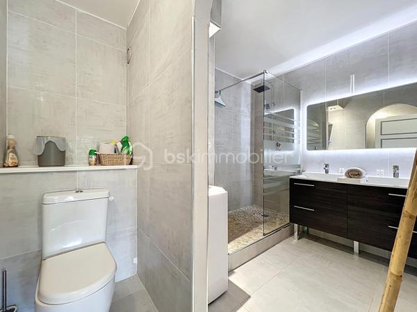 Delphine MIRANDA pour BSK Immobilier
Saint François - Section Sainte Marthe
A 2 minutes du centre ville et de ses commodités, à deux pas du golf, je vous propose ce bel appartement d'une surface habitable de 41,60
m2 ( 56,40 m2 de surface utile) .
Dans la résidence de standing Habitation Sainte Marthe avec son parc tropical, son accès sécurisé avec portail électrique, sa piscine à
débordement , son tennis, mini-golf, espace bien être et spa, cet appartement bénéficie d'un emplacement et d'un cadre idéal.
Situé au 1 er étage (avec ascenseur) , l'appartement se décline ainsi :
Entrée sur dégagement avec grands placards de rangements, une salle d'eau moderne avec douche à l'italienne et toilettes , un bel espace
de vie climatisé de plus de 30 m2 avec cuisine aménagée et équipée , 4 couchages ( un lit 160 et un canapé-lit) et une grande terrasse
abritée de 15 m2 exposée côté parc de la résidence .
Vendu meublé clé en main , aucun travaux à prévoir, idéal pour un investissement locatif ou votre résidence principale , il se prête à toutes les
destinations.
Fort de ses équipements déjà présents il dispose également d'une citerne tampon de 300 litres et d'une place de parking privative.
Alors n'hésitez pas à me contacter pour de plus amples informations, accéder au reportage photos complet , échanger sur votre projet ou
positionner une visite.
DPE G : étiquette énergétique : classe A (indice 32 kwhep/m2.an