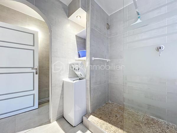Delphine MIRANDA pour BSK Immobilier
Saint François - Section Sainte Marthe
A 2 minutes du centre ville et de ses commodités, à deux pas du golf, je vous propose ce bel appartement d'une surface habitable de 41,60
m2 ( 56,40 m2 de surface utile) .
Dans la résidence de standing Habitation Sainte Marthe avec son parc tropical, son accès sécurisé avec portail électrique, sa piscine à
débordement , son tennis, mini-golf, espace bien être et spa, cet appartement bénéficie d'un emplacement et d'un cadre idéal.
Situé au 1 er étage (avec ascenseur) , l'appartement se décline ainsi :
Entrée sur dégagement avec grands placards de rangements, une salle d'eau moderne avec douche à l'italienne et toilettes , un bel espace
de vie climatisé de plus de 30 m2 avec cuisine aménagée et équipée , 4 couchages ( un lit 160 et un canapé-lit) et une grande terrasse
abritée de 15 m2 exposée côté parc de la résidence .
Vendu meublé clé en main , aucun travaux à prévoir, idéal pour un investissement locatif ou votre résidence principale , il se prête à toutes les
destinations.
Fort de ses équipements déjà présents il dispose également d'une citerne tampon de 300 litres et d'une place de parking privative.
Alors n'hésitez pas à me contacter pour de plus amples informations, accéder au reportage photos complet , échanger sur votre projet ou
positionner une visite.
DPE G : étiquette énergétique : classe A (indice 32 kwhep/m2.an