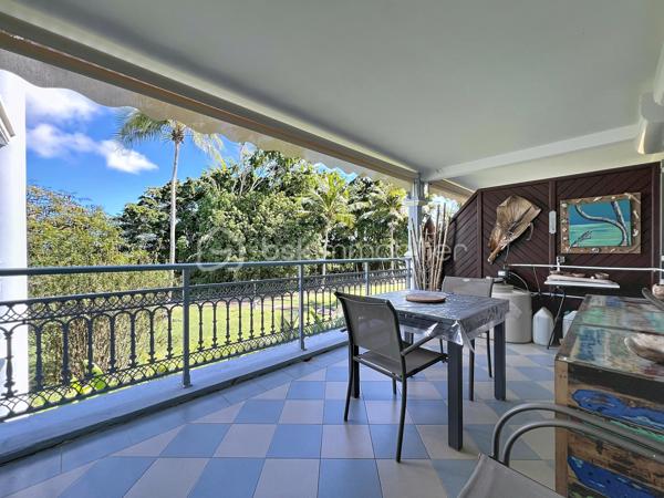 Delphine MIRANDA pour BSK Immobilier
Saint François - Section Sainte Marthe
A 2 minutes du centre ville et de ses commodités, à deux pas du golf, je vous propose ce bel appartement d'une surface habitable de 41,60
m2 ( 56,40 m2 de surface utile) .
Dans la résidence de standing Habitation Sainte Marthe avec son parc tropical, son accès sécurisé avec portail électrique, sa piscine à
débordement , son tennis, mini-golf, espace bien être et spa, cet appartement bénéficie d'un emplacement et d'un cadre idéal.
Situé au 1 er étage (avec ascenseur) , l'appartement se décline ainsi :
Entrée sur dégagement avec grands placards de rangements, une salle d'eau moderne avec douche à l'italienne et toilettes , un bel espace
de vie climatisé de plus de 30 m2 avec cuisine aménagée et équipée , 4 couchages ( un lit 160 et un canapé-lit) et une grande terrasse
abritée de 15 m2 exposée côté parc de la résidence .
Vendu meublé clé en main , aucun travaux à prévoir, idéal pour un investissement locatif ou votre résidence principale , il se prête à toutes les
destinations.
Fort de ses équipements déjà présents il dispose également d'une citerne tampon de 300 litres et d'une place de parking privative.
Alors n'hésitez pas à me contacter pour de plus amples informations, accéder au reportage photos complet , échanger sur votre projet ou
positionner une visite.
DPE G : étiquette énergétique : classe A (indice 32 kwhep/m2.an