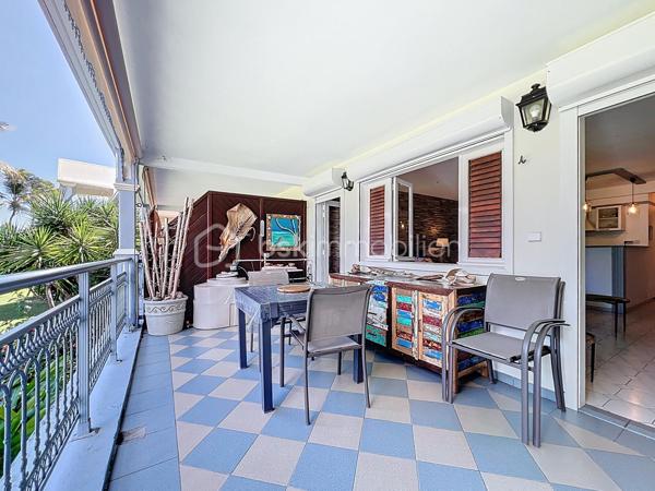 Delphine MIRANDA pour BSK Immobilier
Saint François - Section Sainte Marthe
A 2 minutes du centre ville et de ses commodités, à deux pas du golf, je vous propose ce bel appartement d'une surface habitable de 41,60
m2 ( 56,40 m2 de surface utile) .
Dans la résidence de standing Habitation Sainte Marthe avec son parc tropical, son accès sécurisé avec portail électrique, sa piscine à
débordement , son tennis, mini-golf, espace bien être et spa, cet appartement bénéficie d'un emplacement et d'un cadre idéal.
Situé au 1 er étage (avec ascenseur) , l'appartement se décline ainsi :
Entrée sur dégagement avec grands placards de rangements, une salle d'eau moderne avec douche à l'italienne et toilettes , un bel espace
de vie climatisé de plus de 30 m2 avec cuisine aménagée et équipée , 4 couchages ( un lit 160 et un canapé-lit) et une grande terrasse
abritée de 15 m2 exposée côté parc de la résidence .
Vendu meublé clé en main , aucun travaux à prévoir, idéal pour un investissement locatif ou votre résidence principale , il se prête à toutes les
destinations.
Fort de ses équipements déjà présents il dispose également d'une citerne tampon de 300 litres et d'une place de parking privative.
Alors n'hésitez pas à me contacter pour de plus amples informations, accéder au reportage photos complet , échanger sur votre projet ou
positionner une visite.
DPE G : étiquette énergétique : classe A (indice 32 kwhep/m2.an