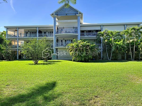 Delphine MIRANDA pour BSK Immobilier
Saint François - Section Sainte Marthe
A 2 minutes du centre ville et de ses commodités, à deux pas du golf, je vous propose ce bel appartement d'une surface habitable de 41,60
m2 ( 56,40 m2 de surface utile) .
Dans la résidence de standing Habitation Sainte Marthe avec son parc tropical, son accès sécurisé avec portail électrique, sa piscine à
débordement , son tennis, mini-golf, espace bien être et spa, cet appartement bénéficie d'un emplacement et d'un cadre idéal.
Situé au 1 er étage (avec ascenseur) , l'appartement se décline ainsi :
Entrée sur dégagement avec grands placards de rangements, une salle d'eau moderne avec douche à l'italienne et toilettes , un bel espace
de vie climatisé de plus de 30 m2 avec cuisine aménagée et équipée , 4 couchages ( un lit 160 et un canapé-lit) et une grande terrasse
abritée de 15 m2 exposée côté parc de la résidence .
Vendu meublé clé en main , aucun travaux à prévoir, idéal pour un investissement locatif ou votre résidence principale , il se prête à toutes les
destinations.
Fort de ses équipements déjà présents il dispose également d'une citerne tampon de 300 litres et d'une place de parking privative.
Alors n'hésitez pas à me contacter pour de plus amples informations, accéder au reportage photos complet , échanger sur votre projet ou
positionner une visite.
DPE G : étiquette énergétique : classe A (indice 32 kwhep/m2.an