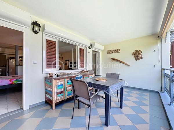 Delphine MIRANDA pour BSK Immobilier
Saint François - Section Sainte Marthe
A 2 minutes du centre ville et de ses commodités, à deux pas du golf, je vous propose ce bel appartement d'une surface habitable de 41,60
m2 ( 56,40 m2 de surface utile) .
Dans la résidence de standing Habitation Sainte Marthe avec son parc tropical, son accès sécurisé avec portail électrique, sa piscine à
débordement , son tennis, mini-golf, espace bien être et spa, cet appartement bénéficie d'un emplacement et d'un cadre idéal.
Situé au 1 er étage (avec ascenseur) , l'appartement se décline ainsi :
Entrée sur dégagement avec grands placards de rangements, une salle d'eau moderne avec douche à l'italienne et toilettes , un bel espace
de vie climatisé de plus de 30 m2 avec cuisine aménagée et équipée , 4 couchages ( un lit 160 et un canapé-lit) et une grande terrasse
abritée de 15 m2 exposée côté parc de la résidence .
Vendu meublé clé en main , aucun travaux à prévoir, idéal pour un investissement locatif ou votre résidence principale , il se prête à toutes les
destinations.
Fort de ses équipements déjà présents il dispose également d'une citerne tampon de 300 litres et d'une place de parking privative.
Alors n'hésitez pas à me contacter pour de plus amples informations, accéder au reportage photos complet , échanger sur votre projet ou
positionner une visite.
DPE G : étiquette énergétique : classe A (indice 32 kwhep/m2.an