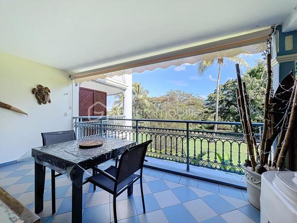 Delphine MIRANDA pour BSK Immobilier
Saint François - Section Sainte Marthe
A 2 minutes du centre ville et de ses commodités, à deux pas du golf, je vous propose ce bel appartement d'une surface habitable de 41,60
m2 ( 56,40 m2 de surface utile) .
Dans la résidence de standing Habitation Sainte Marthe avec son parc tropical, son accès sécurisé avec portail électrique, sa piscine à
débordement , son tennis, mini-golf, espace bien être et spa, cet appartement bénéficie d'un emplacement et d'un cadre idéal.
Situé au 1 er étage (avec ascenseur) , l'appartement se décline ainsi :
Entrée sur dégagement avec grands placards de rangements, une salle d'eau moderne avec douche à l'italienne et toilettes , un bel espace
de vie climatisé de plus de 30 m2 avec cuisine aménagée et équipée , 4 couchages ( un lit 160 et un canapé-lit) et une grande terrasse
abritée de 15 m2 exposée côté parc de la résidence .
Vendu meublé clé en main , aucun travaux à prévoir, idéal pour un investissement locatif ou votre résidence principale , il se prête à toutes les
destinations.
Fort de ses équipements déjà présents il dispose également d'une citerne tampon de 300 litres et d'une place de parking privative.
Alors n'hésitez pas à me contacter pour de plus amples informations, accéder au reportage photos complet , échanger sur votre projet ou
positionner une visite.
DPE G : étiquette énergétique : classe A (indice 32 kwhep/m2.an