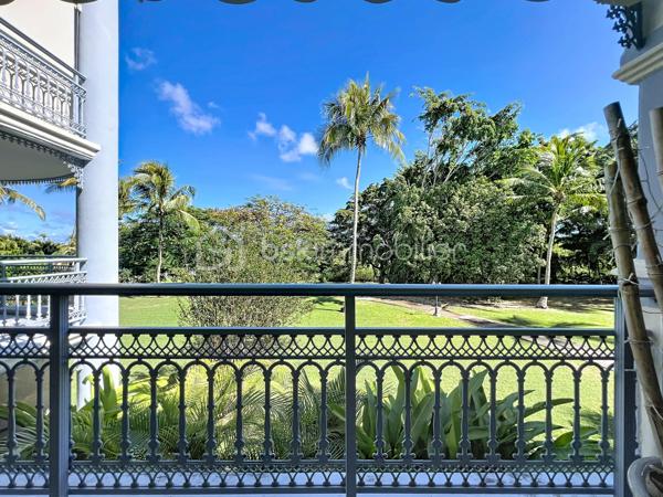 Delphine MIRANDA pour BSK Immobilier
Saint François - Section Sainte Marthe
A 2 minutes du centre ville et de ses commodités, à deux pas du golf, je vous propose ce bel appartement d'une surface habitable de 41,60
m2 ( 56,40 m2 de surface utile) .
Dans la résidence de standing Habitation Sainte Marthe avec son parc tropical, son accès sécurisé avec portail électrique, sa piscine à
débordement , son tennis, mini-golf, espace bien être et spa, cet appartement bénéficie d'un emplacement et d'un cadre idéal.
Situé au 1 er étage (avec ascenseur) , l'appartement se décline ainsi :
Entrée sur dégagement avec grands placards de rangements, une salle d'eau moderne avec douche à l'italienne et toilettes , un bel espace
de vie climatisé de plus de 30 m2 avec cuisine aménagée et équipée , 4 couchages ( un lit 160 et un canapé-lit) et une grande terrasse
abritée de 15 m2 exposée côté parc de la résidence .
Vendu meublé clé en main , aucun travaux à prévoir, idéal pour un investissement locatif ou votre résidence principale , il se prête à toutes les
destinations.
Fort de ses équipements déjà présents il dispose également d'une citerne tampon de 300 litres et d'une place de parking privative.
Alors n'hésitez pas à me contacter pour de plus amples informations, accéder au reportage photos complet , échanger sur votre projet ou
positionner une visite.
DPE G : étiquette énergétique : classe A (indice 32 kwhep/m2.an