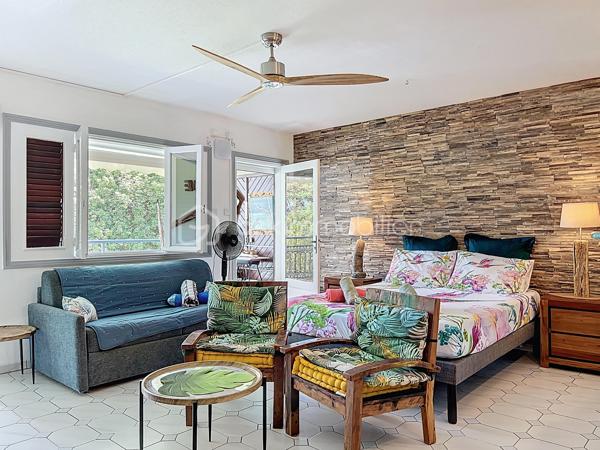 Delphine MIRANDA pour BSK Immobilier
Saint François - Section Sainte Marthe
A 2 minutes du centre ville et de ses commodités, à deux pas du golf, je vous propose ce bel appartement d'une surface habitable de 41,60
m2 ( 56,40 m2 de surface utile) .
Dans la résidence de standing Habitation Sainte Marthe avec son parc tropical, son accès sécurisé avec portail électrique, sa piscine à
débordement , son tennis, mini-golf, espace bien être et spa, cet appartement bénéficie d'un emplacement et d'un cadre idéal.
Situé au 1 er étage (avec ascenseur) , l'appartement se décline ainsi :
Entrée sur dégagement avec grands placards de rangements, une salle d'eau moderne avec douche à l'italienne et toilettes , un bel espace
de vie climatisé de plus de 30 m2 avec cuisine aménagée et équipée , 4 couchages ( un lit 160 et un canapé-lit) et une grande terrasse
abritée de 15 m2 exposée côté parc de la résidence .
Vendu meublé clé en main , aucun travaux à prévoir, idéal pour un investissement locatif ou votre résidence principale , il se prête à toutes les
destinations.
Fort de ses équipements déjà présents il dispose également d'une citerne tampon de 300 litres et d'une place de parking privative.
Alors n'hésitez pas à me contacter pour de plus amples informations, accéder au reportage photos complet , échanger sur votre projet ou
positionner une visite.
DPE G : étiquette énergétique : classe A (indice 32 kwhep/m2.an