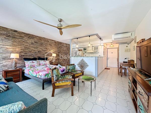 Delphine MIRANDA pour BSK Immobilier
Saint François - Section Sainte Marthe
A 2 minutes du centre ville et de ses commodités, à deux pas du golf, je vous propose ce bel appartement d'une surface habitable de 41,60
m2 ( 56,40 m2 de surface utile) .
Dans la résidence de standing Habitation Sainte Marthe avec son parc tropical, son accès sécurisé avec portail électrique, sa piscine à
débordement , son tennis, mini-golf, espace bien être et spa, cet appartement bénéficie d'un emplacement et d'un cadre idéal.
Situé au 1 er étage (avec ascenseur) , l'appartement se décline ainsi :
Entrée sur dégagement avec grands placards de rangements, une salle d'eau moderne avec douche à l'italienne et toilettes , un bel espace
de vie climatisé de plus de 30 m2 avec cuisine aménagée et équipée , 4 couchages ( un lit 160 et un canapé-lit) et une grande terrasse
abritée de 15 m2 exposée côté parc de la résidence .
Vendu meublé clé en main , aucun travaux à prévoir, idéal pour un investissement locatif ou votre résidence principale , il se prête à toutes les
destinations.
Fort de ses équipements déjà présents il dispose également d'une citerne tampon de 300 litres et d'une place de parking privative.
Alors n'hésitez pas à me contacter pour de plus amples informations, accéder au reportage photos complet , échanger sur votre projet ou
positionner une visite.
DPE G : étiquette énergétique : classe A (indice 32 kwhep/m2.an