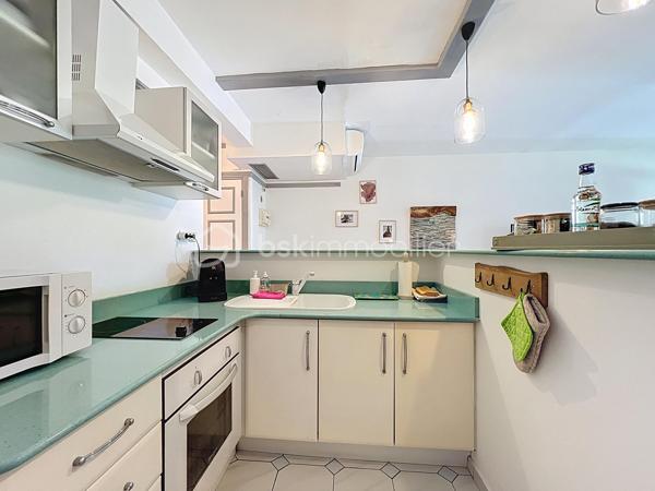 Delphine MIRANDA pour BSK Immobilier
Saint François - Section Sainte Marthe
A 2 minutes du centre ville et de ses commodités, à deux pas du golf, je vous propose ce bel appartement d'une surface habitable de 41,60
m2 ( 56,40 m2 de surface utile) .
Dans la résidence de standing Habitation Sainte Marthe avec son parc tropical, son accès sécurisé avec portail électrique, sa piscine à
débordement , son tennis, mini-golf, espace bien être et spa, cet appartement bénéficie d'un emplacement et d'un cadre idéal.
Situé au 1 er étage (avec ascenseur) , l'appartement se décline ainsi :
Entrée sur dégagement avec grands placards de rangements, une salle d'eau moderne avec douche à l'italienne et toilettes , un bel espace
de vie climatisé de plus de 30 m2 avec cuisine aménagée et équipée , 4 couchages ( un lit 160 et un canapé-lit) et une grande terrasse
abritée de 15 m2 exposée côté parc de la résidence .
Vendu meublé clé en main , aucun travaux à prévoir, idéal pour un investissement locatif ou votre résidence principale , il se prête à toutes les
destinations.
Fort de ses équipements déjà présents il dispose également d'une citerne tampon de 300 litres et d'une place de parking privative.
Alors n'hésitez pas à me contacter pour de plus amples informations, accéder au reportage photos complet , échanger sur votre projet ou
positionner une visite.
DPE G : étiquette énergétique : classe A (indice 32 kwhep/m2.an