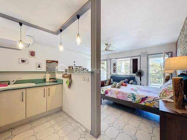 Delphine MIRANDA pour BSK Immobilier
Saint François - Section Sainte Marthe
A 2 minutes du centre ville et de ses commodités, à deux pas du golf, je vous propose ce bel appartement d'une surface habitable de 41,60
m2 ( 56,40 m2 de surface utile) .
Dans la résidence de standing Habitation Sainte Marthe avec son parc tropical, son accès sécurisé avec portail électrique, sa piscine à
débordement , son tennis, mini-golf, espace bien être et spa, cet appartement bénéficie d'un emplacement et d'un cadre idéal.
Situé au 1 er étage (avec ascenseur) , l'appartement se décline ainsi :
Entrée sur dégagement avec grands placards de rangements, une salle d'eau moderne avec douche à l'italienne et toilettes , un bel espace
de vie climatisé de plus de 30 m2 avec cuisine aménagée et équipée , 4 couchages ( un lit 160 et un canapé-lit) et une grande terrasse
abritée de 15 m2 exposée côté parc de la résidence .
Vendu meublé clé en main , aucun travaux à prévoir, idéal pour un investissement locatif ou votre résidence principale , il se prête à toutes les
destinations.
Fort de ses équipements déjà présents il dispose également d'une citerne tampon de 300 litres et d'une place de parking privative.
Alors n'hésitez pas à me contacter pour de plus amples informations, accéder au reportage photos complet , échanger sur votre projet ou
positionner une visite.
DPE G : étiquette énergétique : classe A (indice 32 kwhep/m2.an