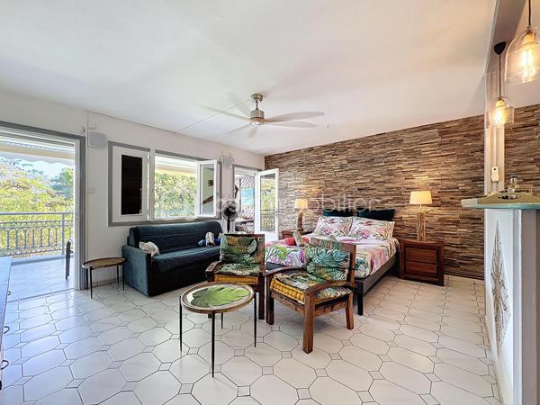 Delphine MIRANDA pour BSK Immobilier
Saint François - Section Sainte Marthe
A 2 minutes du centre ville et de ses commodités, à deux pas du golf, je vous propose ce bel appartement d'une surface habitable de 41,60
m2 ( 56,40 m2 de surface utile) .
Dans la résidence de standing Habitation Sainte Marthe avec son parc tropical, son accès sécurisé avec portail électrique, sa piscine à
débordement , son tennis, mini-golf, espace bien être et spa, cet appartement bénéficie d'un emplacement et d'un cadre idéal.
Situé au 1 er étage (avec ascenseur) , l'appartement se décline ainsi :
Entrée sur dégagement avec grands placards de rangements, une salle d'eau moderne avec douche à l'italienne et toilettes , un bel espace
de vie climatisé de plus de 30 m2 avec cuisine aménagée et équipée , 4 couchages ( un lit 160 et un canapé-lit) et une grande terrasse
abritée de 15 m2 exposée côté parc de la résidence .
Vendu meublé clé en main , aucun travaux à prévoir, idéal pour un investissement locatif ou votre résidence principale , il se prête à toutes les
destinations.
Fort de ses équipements déjà présents il dispose également d'une citerne tampon de 300 litres et d'une place de parking privative.
Alors n'hésitez pas à me contacter pour de plus amples informations, accéder au reportage photos complet , échanger sur votre projet ou
positionner une visite.
DPE G : étiquette énergétique : classe A (indice 32 kwhep/m2.an