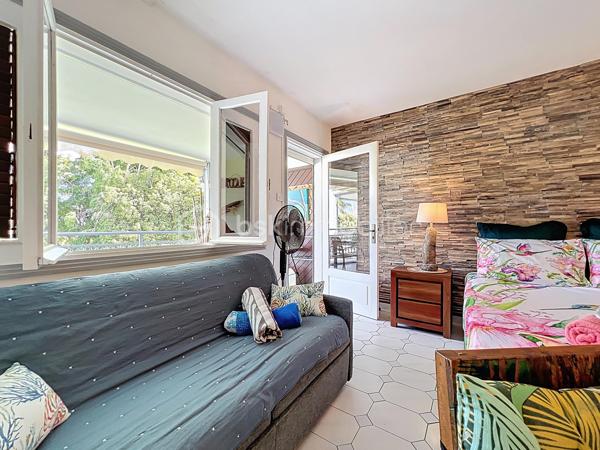 Delphine MIRANDA pour BSK Immobilier
Saint François - Section Sainte Marthe
A 2 minutes du centre ville et de ses commodités, à deux pas du golf, je vous propose ce bel appartement d'une surface habitable de 41,60
m2 ( 56,40 m2 de surface utile) .
Dans la résidence de standing Habitation Sainte Marthe avec son parc tropical, son accès sécurisé avec portail électrique, sa piscine à
débordement , son tennis, mini-golf, espace bien être et spa, cet appartement bénéficie d'un emplacement et d'un cadre idéal.
Situé au 1 er étage (avec ascenseur) , l'appartement se décline ainsi :
Entrée sur dégagement avec grands placards de rangements, une salle d'eau moderne avec douche à l'italienne et toilettes , un bel espace
de vie climatisé de plus de 30 m2 avec cuisine aménagée et équipée , 4 couchages ( un lit 160 et un canapé-lit) et une grande terrasse
abritée de 15 m2 exposée côté parc de la résidence .
Vendu meublé clé en main , aucun travaux à prévoir, idéal pour un investissement locatif ou votre résidence principale , il se prête à toutes les
destinations.
Fort de ses équipements déjà présents il dispose également d'une citerne tampon de 300 litres et d'une place de parking privative.
Alors n'hésitez pas à me contacter pour de plus amples informations, accéder au reportage photos complet , échanger sur votre projet ou
positionner une visite.
DPE G : étiquette énergétique : classe A (indice 32 kwhep/m2.an