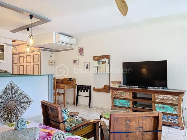 Delphine MIRANDA pour BSK Immobilier
Saint François - Section Sainte Marthe
A 2 minutes du centre ville et de ses commodités, à deux pas du golf, je vous propose ce bel appartement d'une surface habitable de 41,60
m2 ( 56,40 m2 de surface utile) .
Dans la résidence de standing Habitation Sainte Marthe avec son parc tropical, son accès sécurisé avec portail électrique, sa piscine à
débordement , son tennis, mini-golf, espace bien être et spa, cet appartement bénéficie d'un emplacement et d'un cadre idéal.
Situé au 1 er étage (avec ascenseur) , l'appartement se décline ainsi :
Entrée sur dégagement avec grands placards de rangements, une salle d'eau moderne avec douche à l'italienne et toilettes , un bel espace
de vie climatisé de plus de 30 m2 avec cuisine aménagée et équipée , 4 couchages ( un lit 160 et un canapé-lit) et une grande terrasse
abritée de 15 m2 exposée côté parc de la résidence .
Vendu meublé clé en main , aucun travaux à prévoir, idéal pour un investissement locatif ou votre résidence principale , il se prête à toutes les
destinations.
Fort de ses équipements déjà présents il dispose également d'une citerne tampon de 300 litres et d'une place de parking privative.
Alors n'hésitez pas à me contacter pour de plus amples informations, accéder au reportage photos complet , échanger sur votre projet ou
positionner une visite.
DPE G : étiquette énergétique : classe A (indice 32 kwhep/m2.an