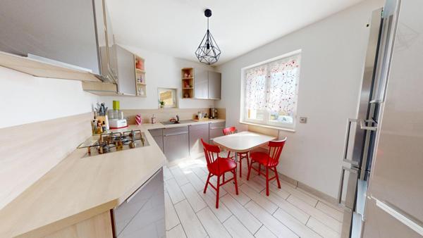 Maison 4 chambres avec grange, sous-sol complet et terrain de 970 m²