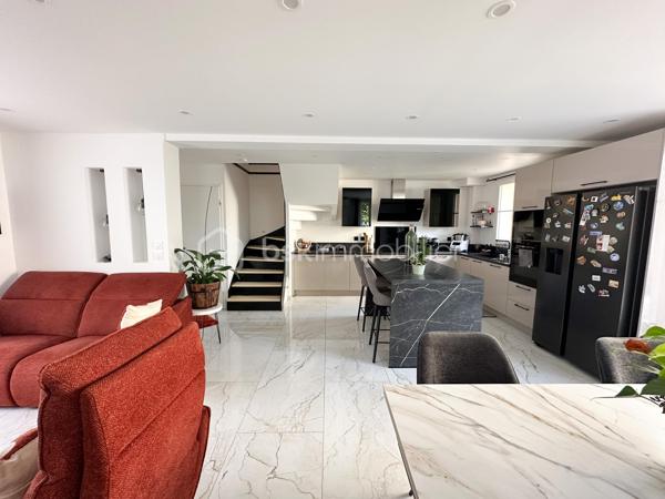 Rare sur le secteur , au sein du quartier du Bourg , recherché pour son calme , sa proximité des écoles , commerces , transports et espaces vert , venez découvrir cette maison rénovée avec goût de 99 m2 environ .

Vous serez accueillis au rez-de-chaussée  par une entrée desservant une pièce à vivre lumineuse de 36m2 environ comprenant une cuisine équipée et aménagée ouverte sur le séjour / salle à manger , un WC . 

Au premier niveau un palier dessert 3 chambres , ainsi une salle d’eau avec WC .
Vous disposerez au 2 ème niveau de combles aménagés en une belle suite parentale avec salle d’eau , WC et dressing .

Un garage attenant avec mezzanine complète le bien .
Le tout sur un terrain clos et arboré de 349m2 environ .
Pour votre confort ce bien est équipée de pompe à chaleur réversible ainsi que d’un ballon thermodynamique , de fenêtres PVC double vitrage , en faisant une maison  basse consommation .

Une véritable maison coup de coeur rénovée avec goût et avec des équipements de qualités .

Une visite s’impose !!