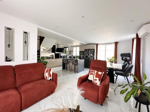 Rare sur le secteur , au sein du quartier du Bourg , recherché pour son calme , sa proximité des écoles , commerces , transports et espaces vert , venez découvrir cette maison rénovée avec goût de 99 m2 environ .

Vous serez accueillis au rez-de-chaussée  par une entrée desservant une pièce à vivre lumineuse de 36m2 environ comprenant une cuisine équipée et aménagée ouverte sur le séjour / salle à manger , un WC . 

Au premier niveau un palier dessert 3 chambres , ainsi une salle d’eau avec WC .
Vous disposerez au 2 ème niveau de combles aménagés en une belle suite parentale avec salle d’eau , WC et dressing .

Un garage attenant avec mezzanine complète le bien .
Le tout sur un terrain clos et arboré de 349m2 environ .
Pour votre confort ce bien est équipée de pompe à chaleur réversible ainsi que d’un ballon thermodynamique , de fenêtres PVC double vitrage , en faisant une maison  basse consommation .

Une véritable maison coup de coeur rénovée avec goût et avec des équipements de qualités .

Une visite s’impose !!