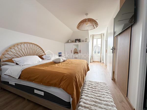 Rare sur le secteur , au sein du quartier du Bourg , recherché pour son calme , sa proximité des écoles , commerces , transports et espaces vert , venez découvrir cette maison rénovée avec goût de 99 m2 environ .

Vous serez accueillis au rez-de-chaussée  par une entrée desservant une pièce à vivre lumineuse de 36m2 environ comprenant une cuisine équipée et aménagée ouverte sur le séjour / salle à manger , un WC . 

Au premier niveau un palier dessert 3 chambres , ainsi une salle d’eau avec WC .
Vous disposerez au 2 ème niveau de combles aménagés en une belle suite parentale avec salle d’eau , WC et dressing .

Un garage attenant avec mezzanine complète le bien .
Le tout sur un terrain clos et arboré de 349m2 environ .
Pour votre confort ce bien est équipée de pompe à chaleur réversible ainsi que d’un ballon thermodynamique , de fenêtres PVC double vitrage , en faisant une maison  basse consommation .

Une véritable maison coup de coeur rénovée avec goût et avec des équipements de qualités .

Une visite s’impose !!