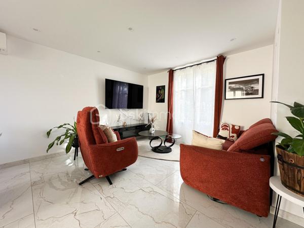 Rare sur le secteur , au sein du quartier du Bourg , recherché pour son calme , sa proximité des écoles , commerces , transports et espaces vert , venez découvrir cette maison rénovée avec goût de 99 m2 environ .

Vous serez accueillis au rez-de-chaussée  par une entrée desservant une pièce à vivre lumineuse de 36m2 environ comprenant une cuisine équipée et aménagée ouverte sur le séjour / salle à manger , un WC . 

Au premier niveau un palier dessert 3 chambres , ainsi une salle d’eau avec WC .
Vous disposerez au 2 ème niveau de combles aménagés en une belle suite parentale avec salle d’eau , WC et dressing .

Un garage attenant avec mezzanine complète le bien .
Le tout sur un terrain clos et arboré de 349m2 environ .
Pour votre confort ce bien est équipée de pompe à chaleur réversible ainsi que d’un ballon thermodynamique , de fenêtres PVC double vitrage , en faisant une maison  basse consommation .

Une véritable maison coup de coeur rénovée avec goût et avec des équipements de qualités .

Une visite s’impose !!