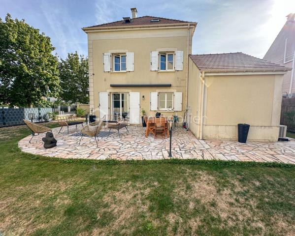 Rare sur le secteur , au sein du quartier du Bourg , recherché pour son calme , sa proximité des écoles , commerces , transports et espaces vert , venez découvrir cette maison rénovée avec goût de 99 m2 environ .

Vous serez accueillis au rez-de-chaussée  par une entrée desservant une pièce à vivre lumineuse de 36m2 environ comprenant une cuisine équipée et aménagée ouverte sur le séjour / salle à manger , un WC . 

Au premier niveau un palier dessert 3 chambres , ainsi une salle d’eau avec WC .
Vous disposerez au 2 ème niveau de combles aménagés en une belle suite parentale avec salle d’eau , WC et dressing .

Un garage attenant avec mezzanine complète le bien .
Le tout sur un terrain clos et arboré de 349m2 environ .
Pour votre confort ce bien est équipée de pompe à chaleur réversible ainsi que d’un ballon thermodynamique , de fenêtres PVC double vitrage , en faisant une maison  basse consommation .

Une véritable maison coup de coeur rénovée avec goût et avec des équipements de qualités .

Une visite s’impose !!