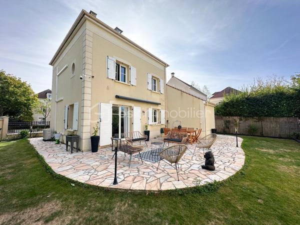 Rare sur le secteur , au sein du quartier du Bourg , recherché pour son calme , sa proximité des écoles , commerces , transports et espaces vert , venez découvrir cette maison rénovée avec goût de 99 m2 environ .

Vous serez accueillis au rez-de-chaussée  par une entrée desservant une pièce à vivre lumineuse de 36m2 environ comprenant une cuisine équipée et aménagée ouverte sur le séjour / salle à manger , un WC . 

Au premier niveau un palier dessert 3 chambres , ainsi une salle d’eau avec WC .
Vous disposerez au 2 ème niveau de combles aménagés en une belle suite parentale avec salle d’eau , WC et dressing .

Un garage attenant avec mezzanine complète le bien .
Le tout sur un terrain clos et arboré de 349m2 environ .
Pour votre confort ce bien est équipée de pompe à chaleur réversible ainsi que d’un ballon thermodynamique , de fenêtres PVC double vitrage , en faisant une maison  basse consommation .

Une véritable maison coup de coeur rénovée avec goût et avec des équipements de qualités .

Une visite s’impose !!