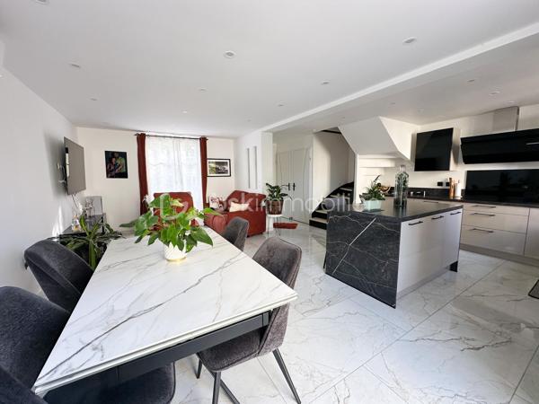 Rare sur le secteur , au sein du quartier du Bourg , recherché pour son calme , sa proximité des écoles , commerces , transports et espaces vert , venez découvrir cette maison rénovée avec goût de 99 m2 environ .

Vous serez accueillis au rez-de-chaussée  par une entrée desservant une pièce à vivre lumineuse de 36m2 environ comprenant une cuisine équipée et aménagée ouverte sur le séjour / salle à manger , un WC . 

Au premier niveau un palier dessert 3 chambres , ainsi une salle d’eau avec WC .
Vous disposerez au 2 ème niveau de combles aménagés en une belle suite parentale avec salle d’eau , WC et dressing .

Un garage attenant avec mezzanine complète le bien .
Le tout sur un terrain clos et arboré de 349m2 environ .
Pour votre confort ce bien est équipée de pompe à chaleur réversible ainsi que d’un ballon thermodynamique , de fenêtres PVC double vitrage , en faisant une maison  basse consommation .

Une véritable maison coup de coeur rénovée avec goût et avec des équipements de qualités .

Une visite s’impose !!