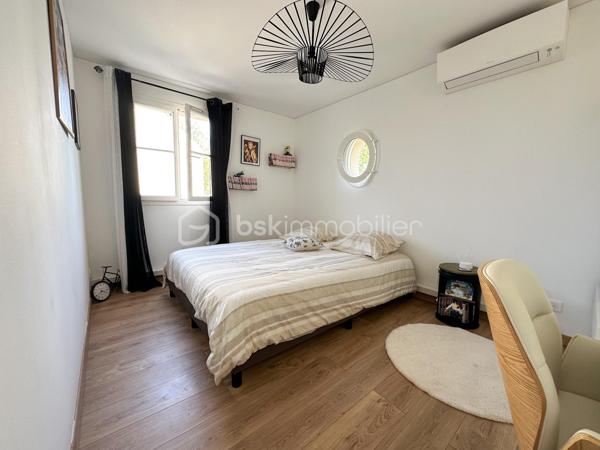 Rare sur le secteur , au sein du quartier du Bourg , recherché pour son calme , sa proximité des écoles , commerces , transports et espaces vert , venez découvrir cette maison rénovée avec goût de 99 m2 environ .

Vous serez accueillis au rez-de-chaussée  par une entrée desservant une pièce à vivre lumineuse de 36m2 environ comprenant une cuisine équipée et aménagée ouverte sur le séjour / salle à manger , un WC . 

Au premier niveau un palier dessert 3 chambres , ainsi une salle d’eau avec WC .
Vous disposerez au 2 ème niveau de combles aménagés en une belle suite parentale avec salle d’eau , WC et dressing .

Un garage attenant avec mezzanine complète le bien .
Le tout sur un terrain clos et arboré de 349m2 environ .
Pour votre confort ce bien est équipée de pompe à chaleur réversible ainsi que d’un ballon thermodynamique , de fenêtres PVC double vitrage , en faisant une maison  basse consommation .

Une véritable maison coup de coeur rénovée avec goût et avec des équipements de qualités .

Une visite s’impose !!
