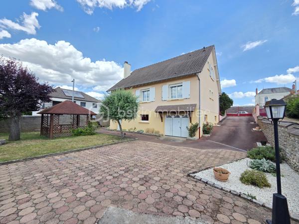 Magnifique Pavillon sur sous- sol de 148m² à Fourchambault 

Situé sur la commune de Fourchambault, à deux pas des commerces, écoles et de toutes les commodités, nous vous présentons ce magnifique pavillon
sur sous sol de 1975, d'une superficie habitable de 148 m², comprenant 5 pièces 4 chambres, dont grand salon séjour, cuisine indépendante, aménagée et équipée, 2 chambres salle d'eau et wc au rez-de-chaussée, palier, 2 chambres et salle d'eau avec wc à l'étage, et cuisine d'été, cellier, buanderie, cave et garage au sous-sol, le tout sur un beau terrain d'environ 600m²arboré, entretenu et entièrement clos.
Ce pavillon propose une grande entrée qui donne sur un dégagement qui dessert toutes les pièces du rez-de-chaussée, tout d'abord une cuisine fermée, aménagée
et équipée, un grand salon séjour de 49 m² qui propose une cheminée pour de belles soirées au coin du feu, mais également deux chambres de 11,5 m²
chacune ainsi qu'une salle d'eau rénovée et un wc indépendant.
Du  salon séjour, un bel escalier en chêne mène à l'étage dont le pallier dessert deux grandes chambres de 16 et 15 m², une salle d'eau récente avec wc et un
espace grenier de 10m² qui pourrait être aménagé en pièce supplémentaire.
Un escalier mène au sous-sol qui propose une grande cuisine d'été, un cellier, un grand atelier de 28m², une cave ainsi qu'un grand garage de 31m² dont
la porte est motorisée.
Tous les sols de cette maison sont en carrelage (entrée, salon séjour, cuisine chambre et salle de bains), en parquet (chambres),
elle comporte une isolation double vitrage PVC sur toutes les pièces à vivre, des volets roulants motorisés et volets pvc et bois standards (de décoration),
un chauffage type gaz de ville avec une chaudière à condensation récente (1 an), électrique (étage), granulés (poêle récent) ou bois (cheminée). Elle dispose de combles bien isolés et une toiture en tuiles mécaniques béton en parfait état.
Côté terrain, cette maison propose une parcelle de près de 600m² clôturée, arborée et très bien entretenue, elle dispose une terrasse sous loggia.
Pour l’assainissement, cette maison est reliée au tout-à-l’égout.
Les plus: La qualité générale du bien et son potentiel, sa proximité avec toutes les commodités de Fourchambault, ses grands volumes de pièces, sa surface habitable, ses 4 chambres, ses 2 salles d'eau rénovées, ses 3 modes de chauffages, et son grand sous sol aménagé.

Photos supplémentaires disponibles sur BSK IMMOBILIER > Nos conseillers > Olivier FRESLON
Pour tout renseignement complémentaire ou pour une visite, contactez moi au 07.62.78.13.13.

Cette maison est une belle opportunité à saisir, idéale pour une grande famille, elle n'attend que vous!!