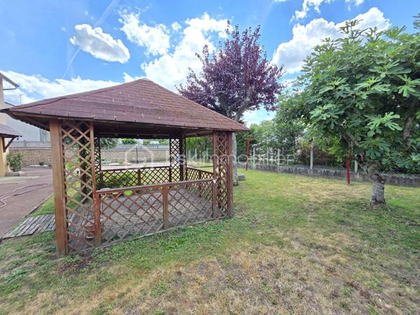 Magnifique Pavillon sur sous- sol de 148m² à Fourchambault 

Situé sur la commune de Fourchambault, à deux pas des commerces, écoles et de toutes les commodités, nous vous présentons ce magnifique pavillon
sur sous sol de 1975, d'une superficie habitable de 148 m², comprenant 5 pièces 4 chambres, dont grand salon séjour, cuisine indépendante, aménagée et équipée, 2 chambres salle d'eau et wc au rez-de-chaussée, palier, 2 chambres et salle d'eau avec wc à l'étage, et cuisine d'été, cellier, buanderie, cave et garage au sous-sol, le tout sur un beau terrain d'environ 600m²arboré, entretenu et entièrement clos.
Ce pavillon propose une grande entrée qui donne sur un dégagement qui dessert toutes les pièces du rez-de-chaussée, tout d'abord une cuisine fermée, aménagée
et équipée, un grand salon séjour de 49 m² qui propose une cheminée pour de belles soirées au coin du feu, mais également deux chambres de 11,5 m²
chacune ainsi qu'une salle d'eau rénovée et un wc indépendant.
Du  salon séjour, un bel escalier en chêne mène à l'étage dont le pallier dessert deux grandes chambres de 16 et 15 m², une salle d'eau récente avec wc et un
espace grenier de 10m² qui pourrait être aménagé en pièce supplémentaire.
Un escalier mène au sous-sol qui propose une grande cuisine d'été, un cellier, un grand atelier de 28m², une cave ainsi qu'un grand garage de 31m² dont
la porte est motorisée.
Tous les sols de cette maison sont en carrelage (entrée, salon séjour, cuisine chambre et salle de bains), en parquet (chambres),
elle comporte une isolation double vitrage PVC sur toutes les pièces à vivre, des volets roulants motorisés et volets pvc et bois standards (de décoration),
un chauffage type gaz de ville avec une chaudière à condensation récente (1 an), électrique (étage), granulés (poêle récent) ou bois (cheminée). Elle dispose de combles bien isolés et une toiture en tuiles mécaniques béton en parfait état.
Côté terrain, cette maison propose une parcelle de près de 600m² clôturée, arborée et très bien entretenue, elle dispose une terrasse sous loggia.
Pour l’assainissement, cette maison est reliée au tout-à-l’égout.
Les plus: La qualité générale du bien et son potentiel, sa proximité avec toutes les commodités de Fourchambault, ses grands volumes de pièces, sa surface habitable, ses 4 chambres, ses 2 salles d'eau rénovées, ses 3 modes de chauffages, et son grand sous sol aménagé.

Photos supplémentaires disponibles sur BSK IMMOBILIER > Nos conseillers > Olivier FRESLON
Pour tout renseignement complémentaire ou pour une visite, contactez moi au 07.62.78.13.13.

Cette maison est une belle opportunité à saisir, idéale pour une grande famille, elle n'attend que vous!!